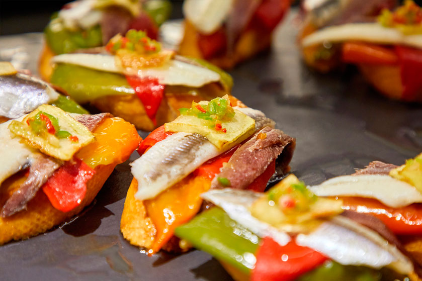 Dégustation de pintxos accompagnés du vin (tour privé)
