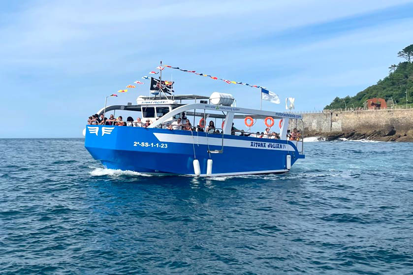 Visita la isla en barco