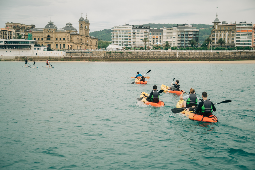 Kayak dans la baie de Donosti et la crique de Tximistarri
